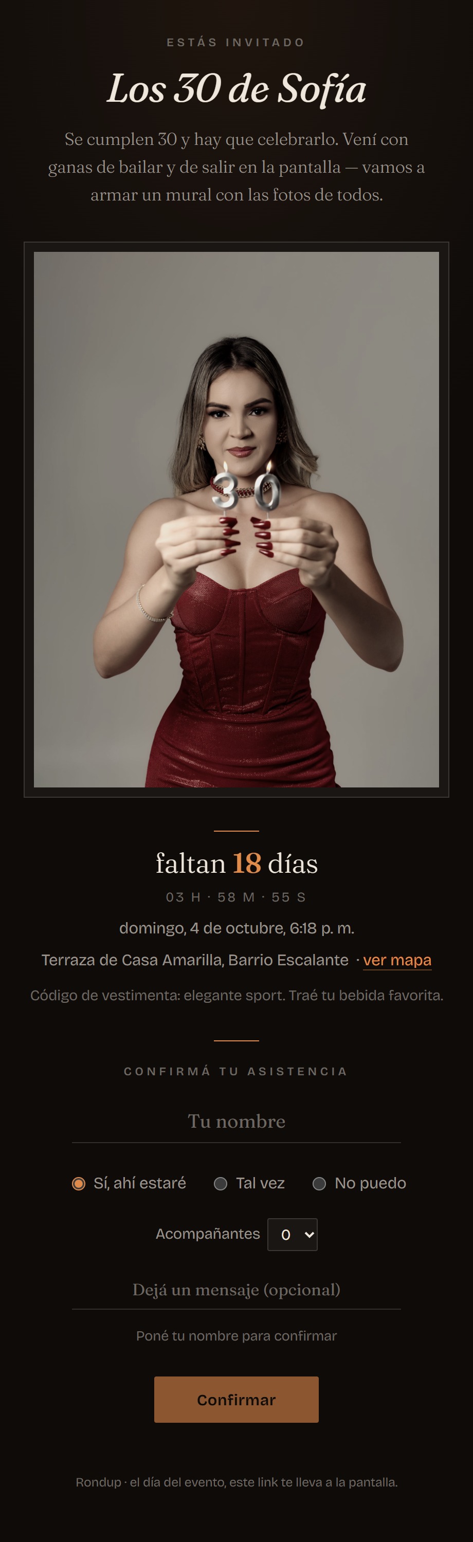 La página de invitación en el celular: el nombre del evento en tipografía serif, la foto de portada de la cumpleañera con velas de número 30, la cuenta regresiva «faltan 18 días», la fecha y el lugar con enlace al mapa, y el formulario para confirmar asistencia con las opciones Sí, Tal vez y No, número de acompañantes y un mensaje.