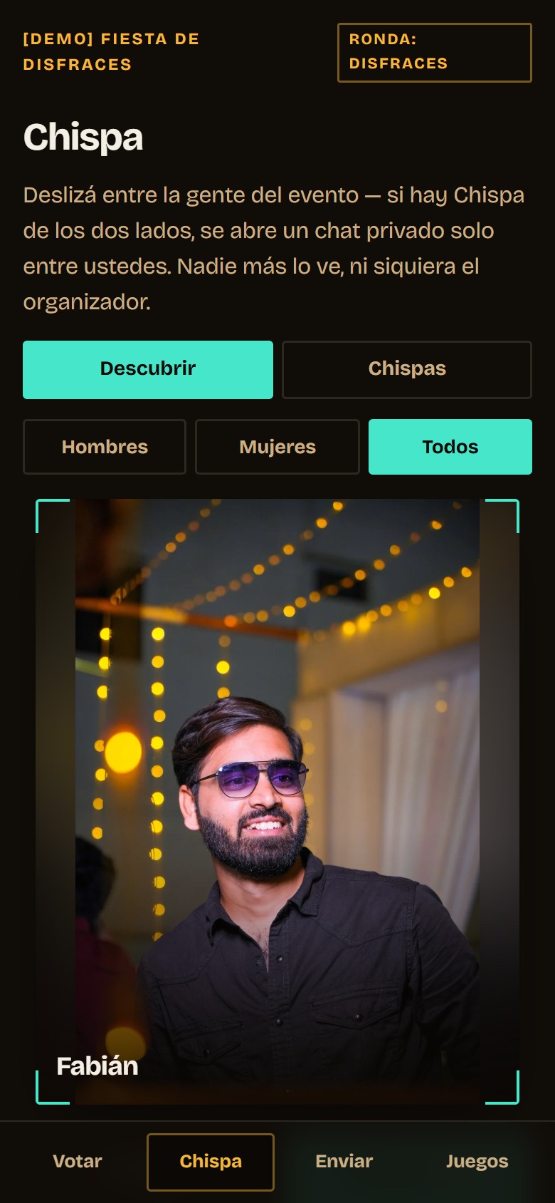 Chispa en el celular: la pestaña Descubrir con los filtros Hombres, Mujeres y Todos, y debajo una carta para deslizar con la foto de un chico sonriendo en una fiesta con luces cálidas de fondo y su nombre, Fabián.