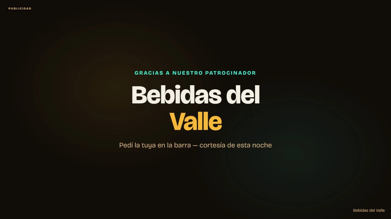La pantalla ocupada por completo con un banner de patrocinador: la etiqueta PUBLICIDAD en la esquina, el texto Gracias a nuestro patrocinador, el nombre de ejemplo Bebidas del Valle y la frase Pedí la tuya en la barra — cortesía de esta noche.